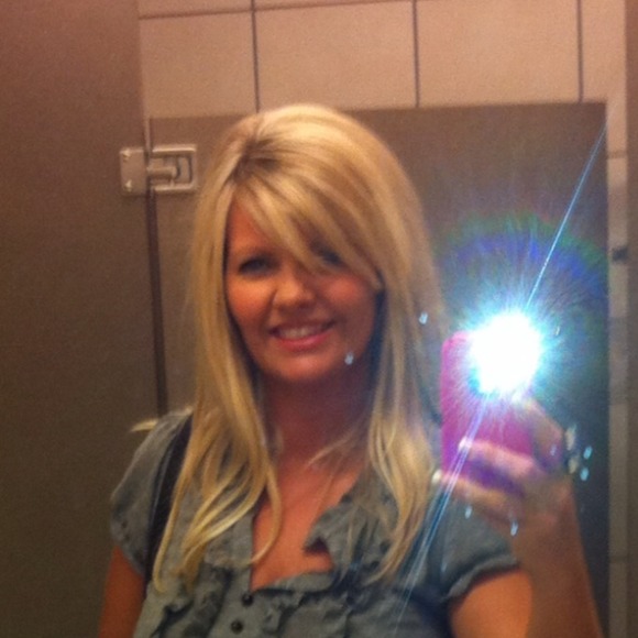Profile Picture of Lisa Moses (@mozgurl) on Poshmark