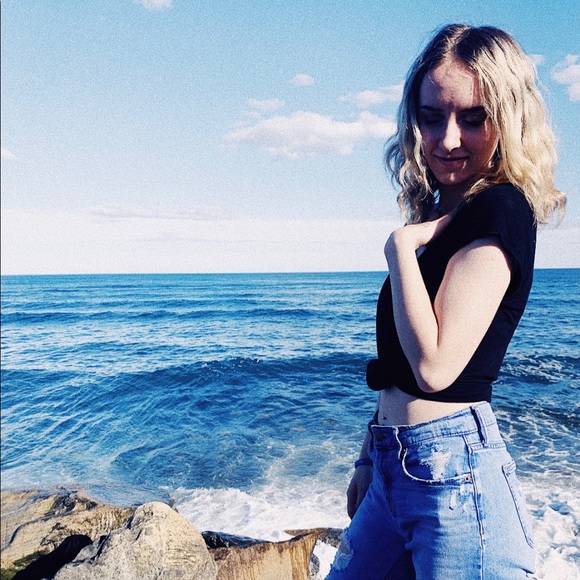 Profile Picture of Hunter Mahony (@hunterrose12) on Poshmark