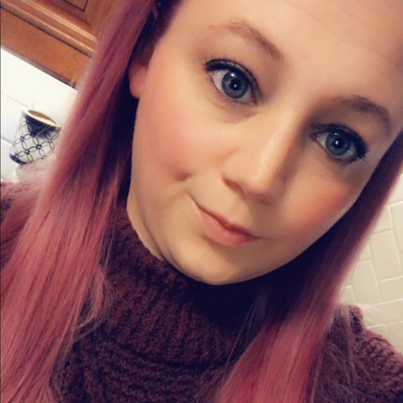 Profile Picture of Ryanne Mciver (@ryannemciver) on Poshmark