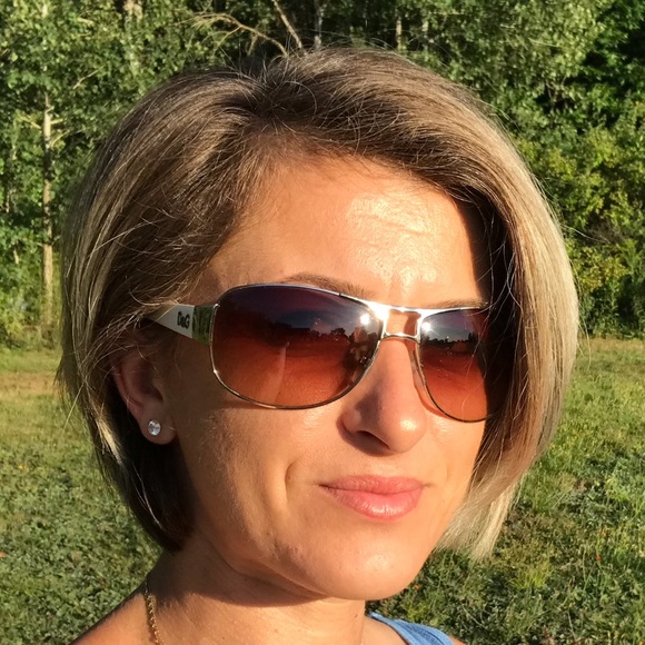 Profile Picture of Lavinia Ursoviciu (@casi_grecu) on Poshmark