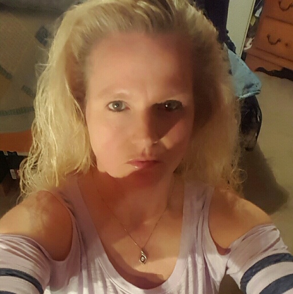 Profile Picture of Allison Cothran (@clint_allie) on Poshmark