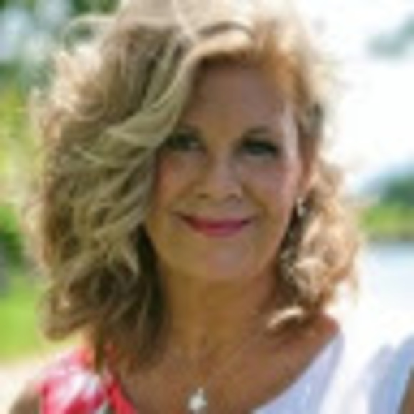 Profile Picture of Michelle Decatur (@michelledecatur) on Poshmark
