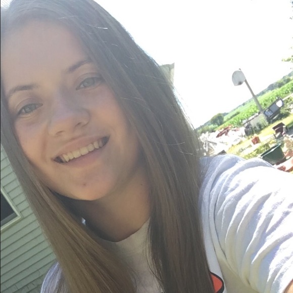 Profile Picture of Shawna Larson (@smlarson99) on Poshmark