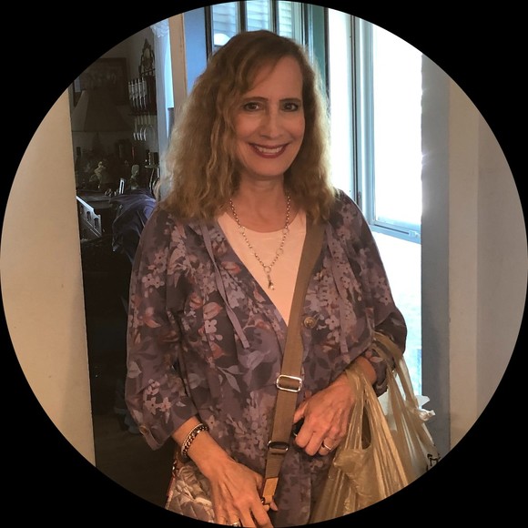 Profile Picture of Laur-laur Driesen (@trendytwin) on Poshmark