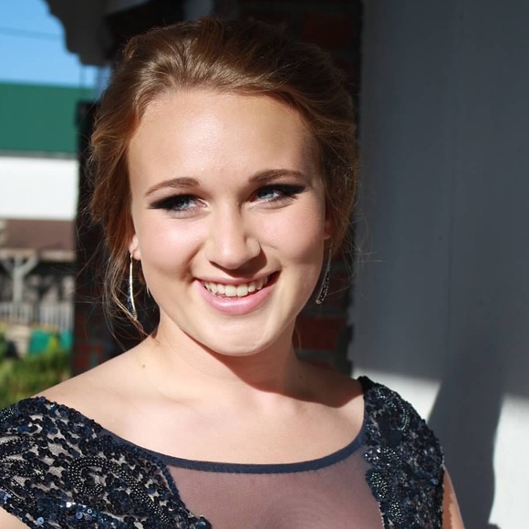 Profile Picture of Tori Barton (@hunkydorytori) on Poshmark