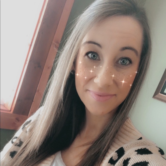 Profile Picture of Kimberly Symonds (@k_symonds) on Poshmark