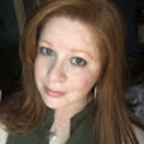 Profile Picture of Luz Cintron (@luzc1224) on Poshmark