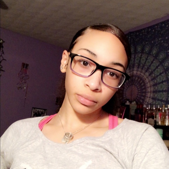 Profile Picture of Jada Beazer (@jayy_bizzy) on Poshmark