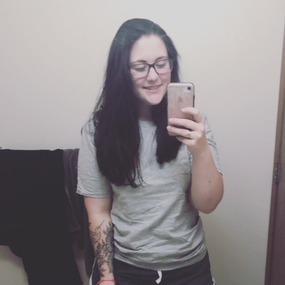 Profile Picture of Elizabeth Verwey (@guppycup) on Poshmark