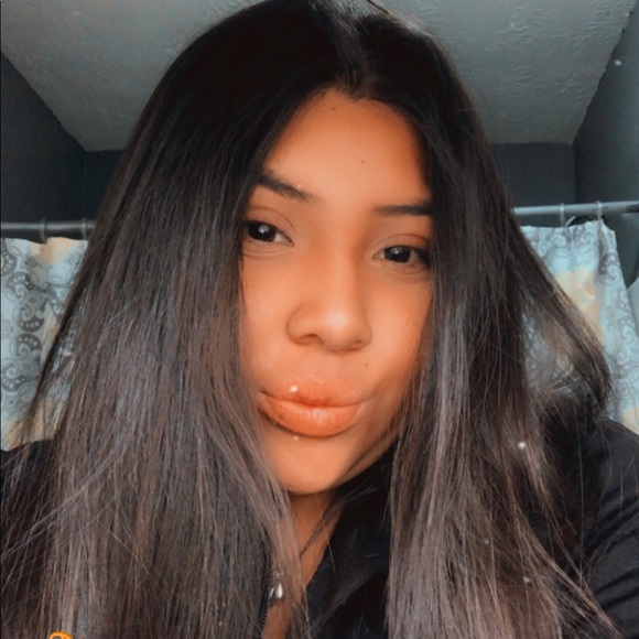 Profile Picture of Itzel Barrera (@itzelbarre) on Poshmark