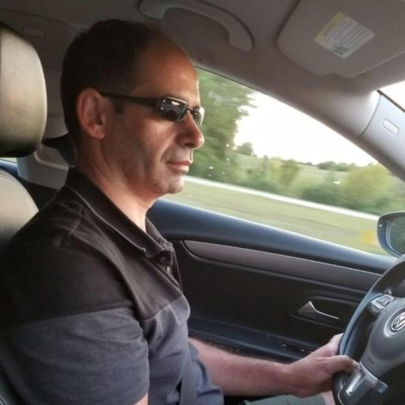 Profile Picture of Fernando Gomes (@esmeraldafreddy) on Poshmark