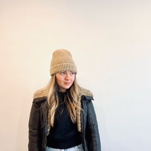 Profile Picture of Stephanie Barsby (@stephaniebarsby) on Poshmark