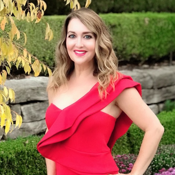 Profile Picture of Angela Carlton (@acarltoncaraway) on Poshmark