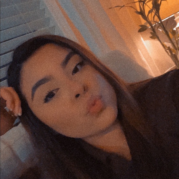 Profile Picture of Reyna Lucero (@reynaaluceroo) on Poshmark