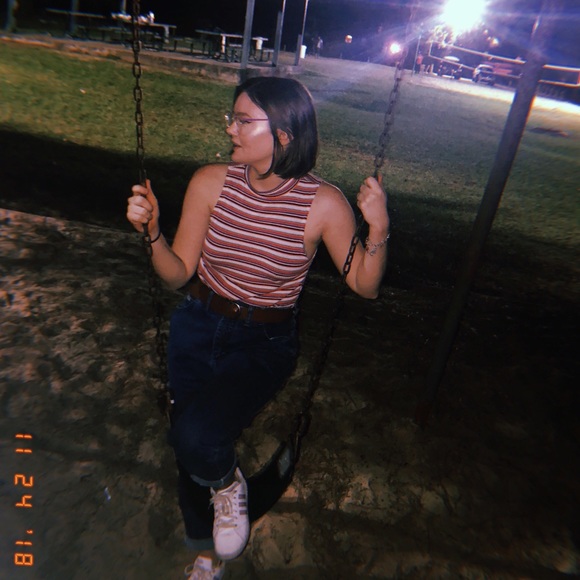 Profile Picture of Alexus Uhl (@gracenacole98) on Poshmark