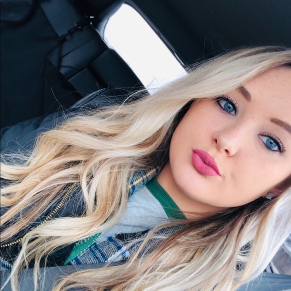 Profile Picture of Olivia Schwalb (@oschwalb12) on Poshmark