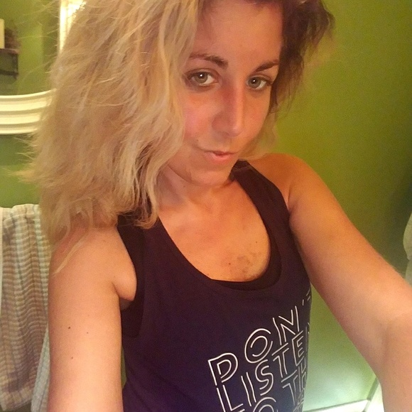 Profile Picture of Danielle Wojcik (@dannink) on Poshmark