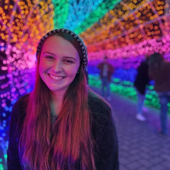Profile Picture of Holly Benson (@hollybens0n) on Poshmark