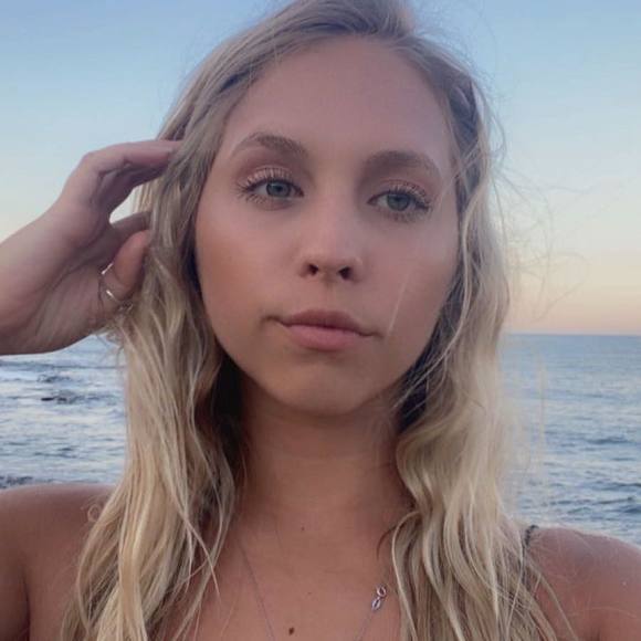 Profile Picture of Dominique Wiskow (@rosey14bandit) on Poshmark