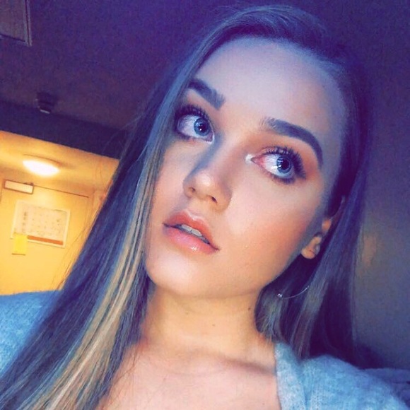 Profile Picture of Kate Lindaman (@kate_lindaman) on Poshmark