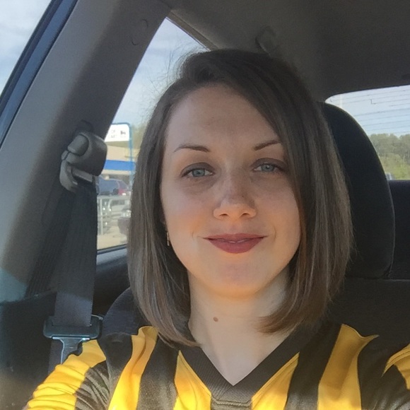 Profile Picture of Lori Blevins (@lblevins19) on Poshmark