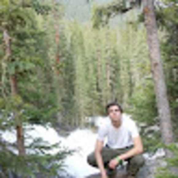 Profile Picture of David Shapiro (@daviz12) on Poshmark