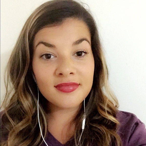 Profile Picture of Stephanie Corriveau (@stcorriveau) on Poshmark