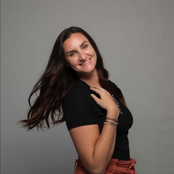 Profile Picture of Jessica Staron (@jessicastaron) on Poshmark