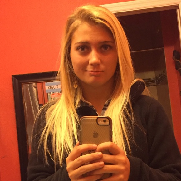 Profile Picture of Jenna Holbrook (@jenna_holbrook) on Poshmark