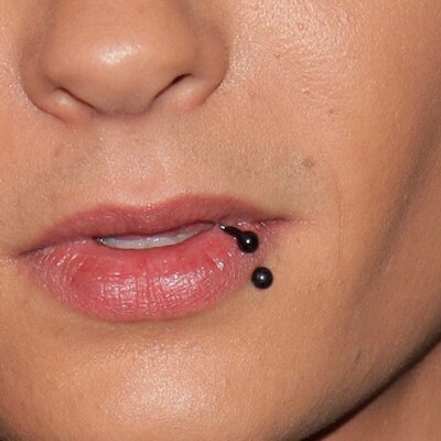 Profile Picture of Tom's Piercing (@TomLipRing1) on Twitter