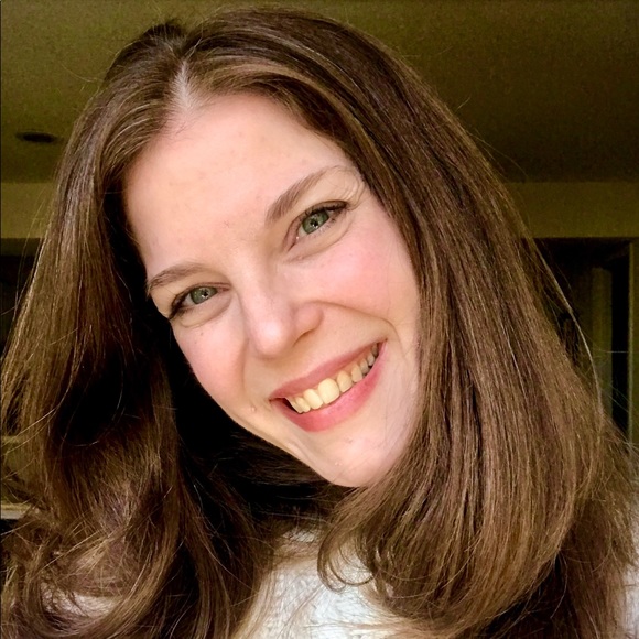 Profile Picture of Laura Schnitzlein (@l_schnitzlein) on Poshmark