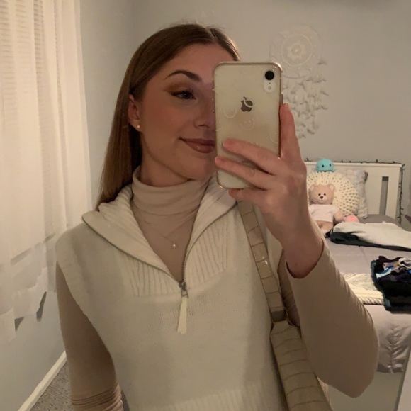 Profile Picture of Victoria Savino (@vsavino9) on Poshmark