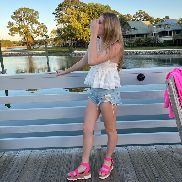 Profile Picture of Caroline Hauch (@carolinehauch) on Poshmark