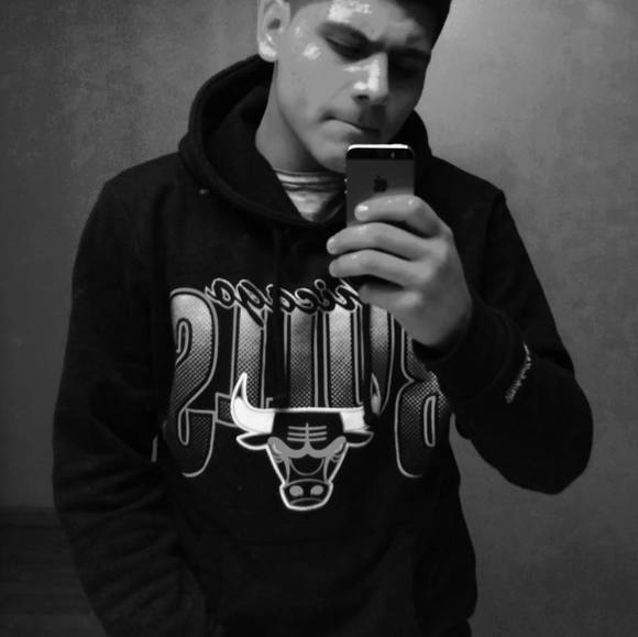 Profile Picture of Eric Barrera (@ebarrera_28) on Poshmark