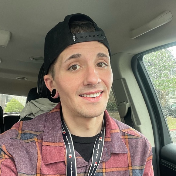 Profile Picture of Chris Barton (@cbarton141) on Poshmark