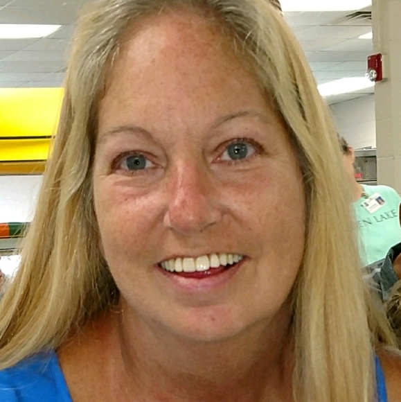 Profile Picture of Kimberly Peschel (@peschelk) on Poshmark