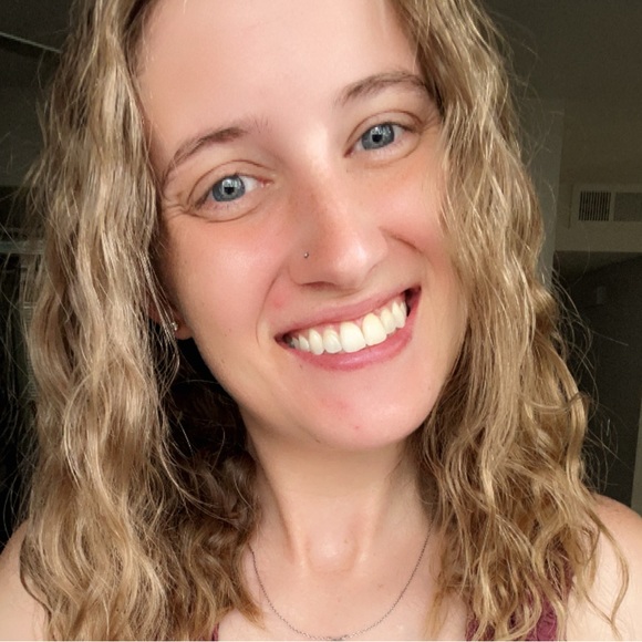 Lacey Leezer - Poshmark Profile Picture of Lacey Leezer (@blondiel1995) on Poshmark