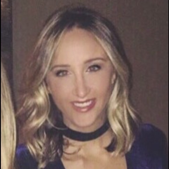Profile Picture of Jonelle Holmes (@jonelle18) on Poshmark