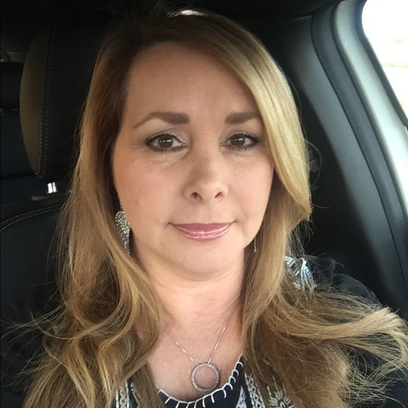 Profile Picture of Sindy Locklar (@sindylocklar) on Poshmark