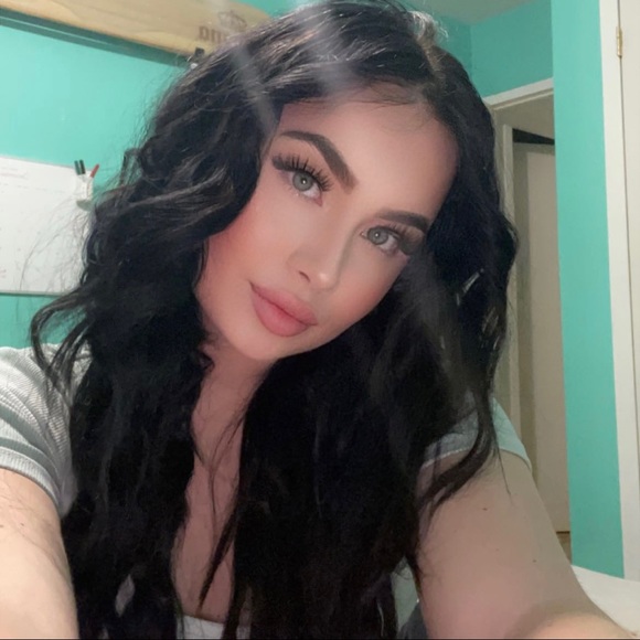 Profile Picture of Cassandra Downing (@cassandramvd) on Poshmark
