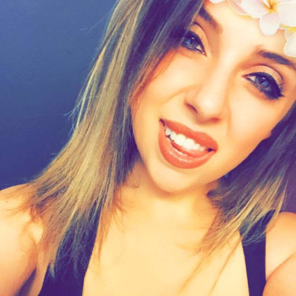 Profile Picture of Alexis Dlugas (@ldlugas) on Poshmark