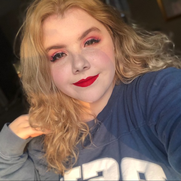 Profile Picture of Danielle Beaman (@daniebea13) on Poshmark