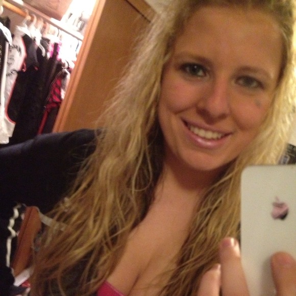 Profile Picture of Hailee Hagenow (@haileebailee) on Poshmark