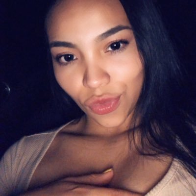 Profile Picture of Flora (@floraa_perez) on Twitter