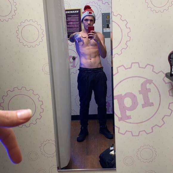 Profile Picture of Andrew Crum (@andrewcrum) on Poshmark