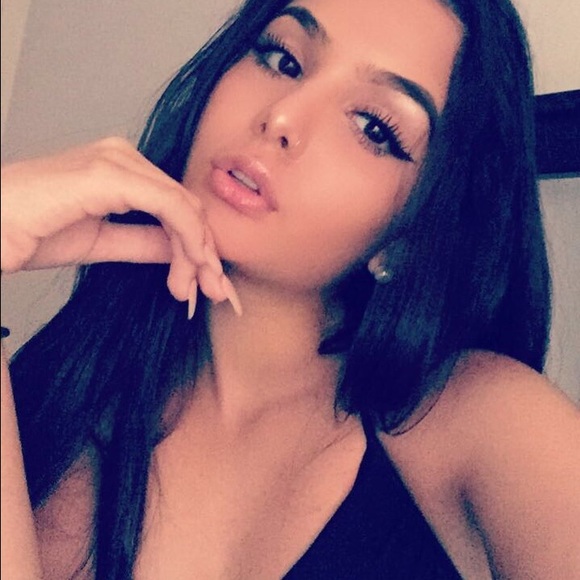 Profile Picture of Mikela Chiurliza (@mikelachiurliza) on Poshmark