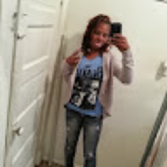 Profile Picture of Alonda Futrell (@alondafutrell27) on Poshmark