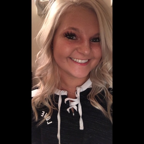 Profile Picture of Katie Cliborne (@kcliborne) on Poshmark