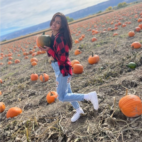 Profile Picture of Alyse Basquez (@alysebasquez1) on Poshmark