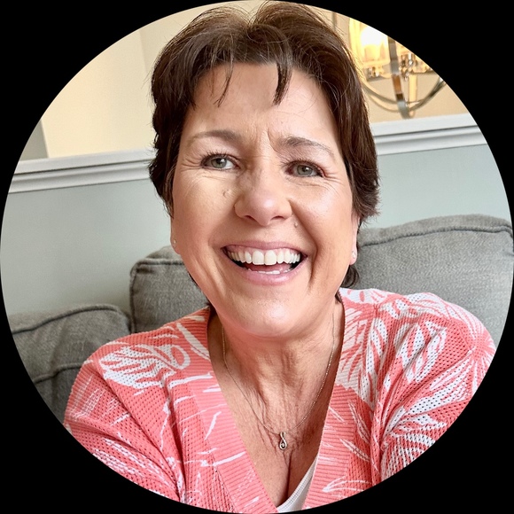 Profile Picture of Elizabeth Casoni (@beth7cups) on Poshmark